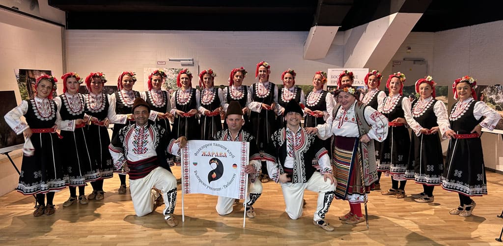 Фолклорен танцов клуб “Жарава” към Българското училище “Родна реч” Фолклорен танцов клуб “Жарава” към Българското училище “Родна реч”